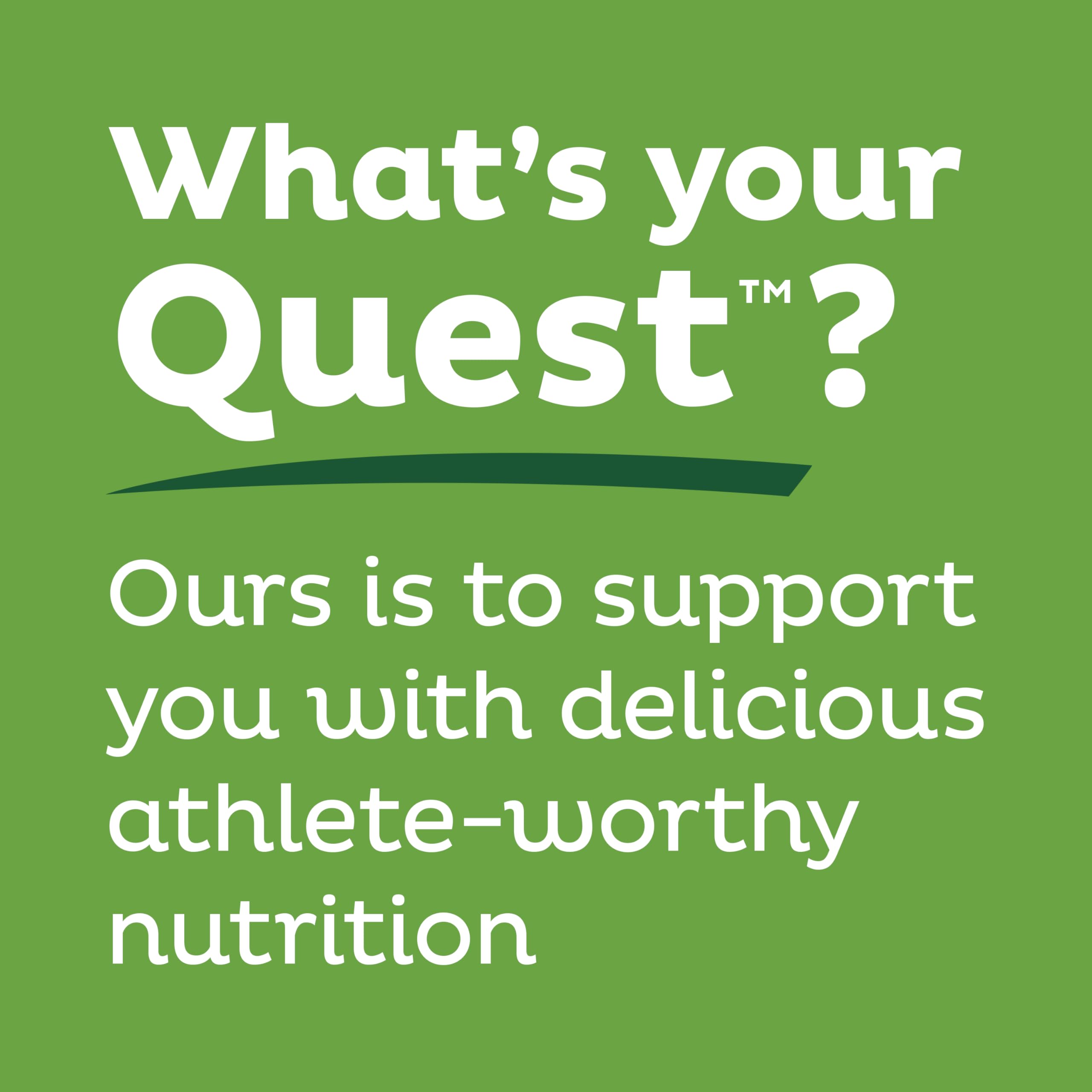 Quest barra Apple Pie en mesa con bebida, ideal como snack alto en proteína