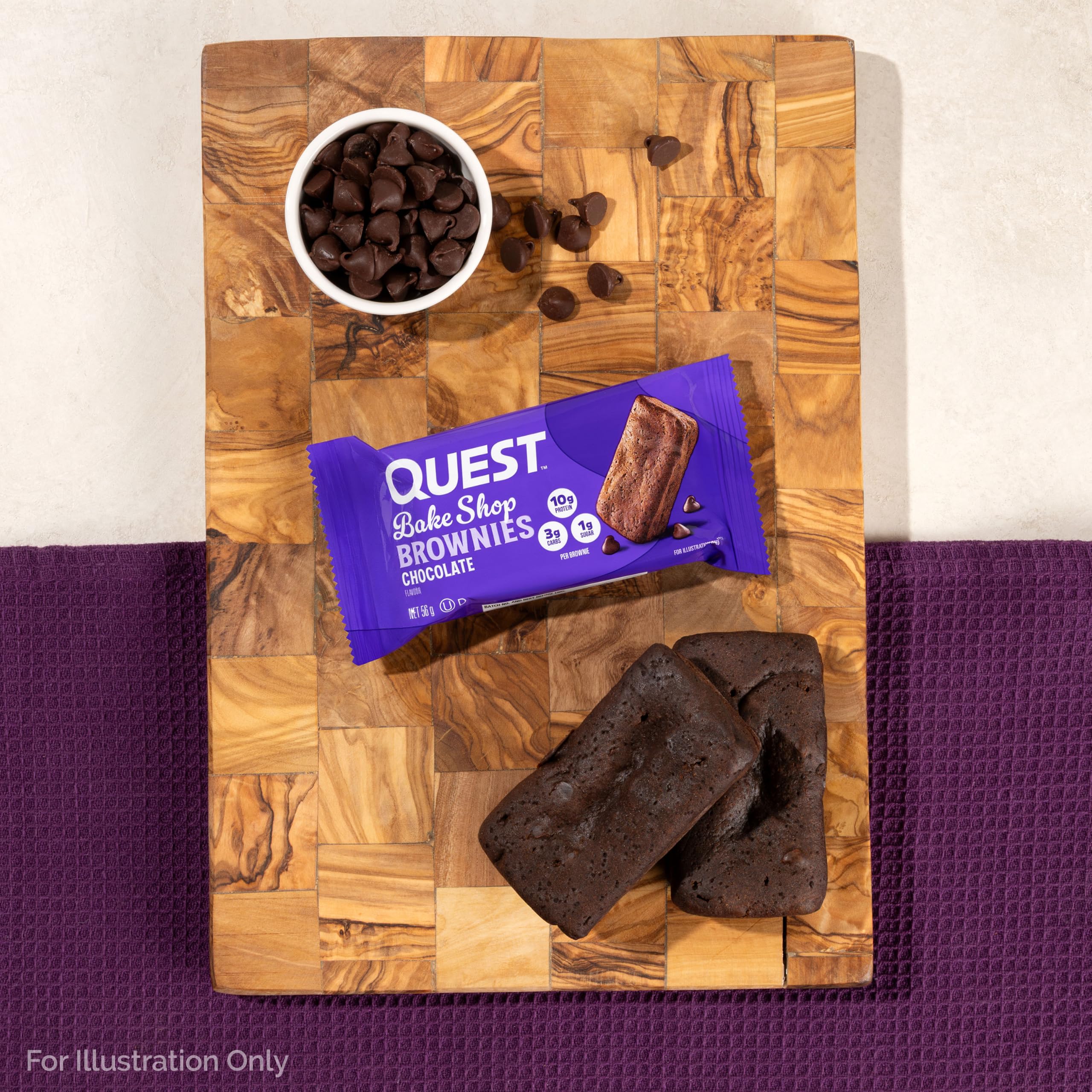 Quest brownie en mano para comparar tamaño y portabilidad del snack