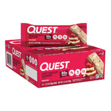 Quest barra frontal en su empaque mostrando marca y sabor, práctico para llevar
