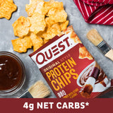 Quest chips en mano listo para comer, aporte de proteína conveniente