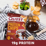 Quest chips en mesa de fiesta, snack alto en proteína para reuniones