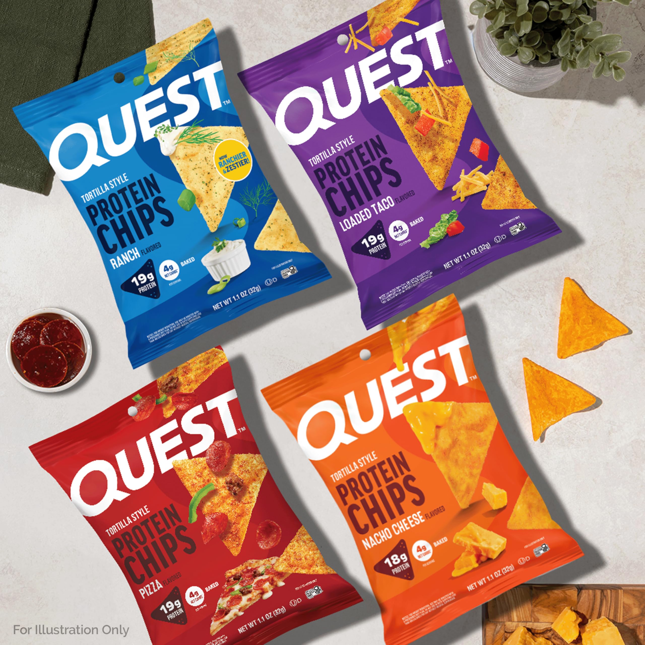 Quest chips servidos en un bol con salsa, snack proteico listo para compartir