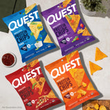 Quest chips servidos en un bol con salsa, snack proteico listo para compartir