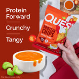Quest primer plano de un chip Buffalo Ranch resaltando su crujido y condimento