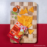 Quest chip en mano para comparativa de tamaño y porción lista para llevar
