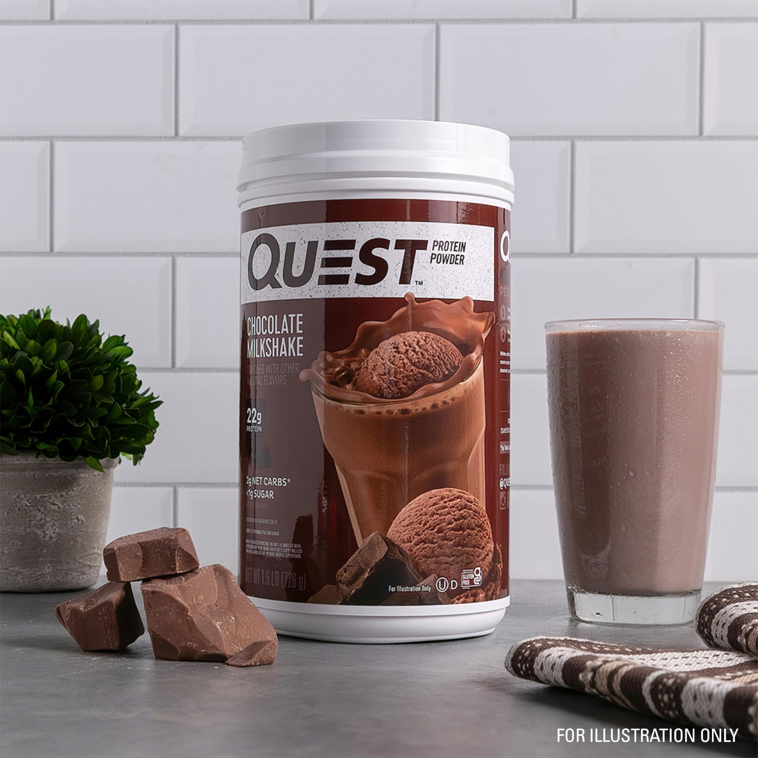 Comparación de tamaño del envase Quest Chocolate Milkshake y cucharada medidora, práctico para porciones