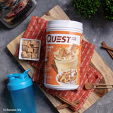 Detalle de la etiqueta nutricional de Quest Cinnamon Crunch para transparencia informativa