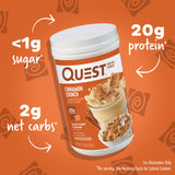 Primer plano de la textura y trozos crujientes de Quest Cinnamon Crunch para satisfacción