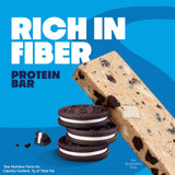Quest primer plano de trozos de galleta para sabor cookies & cream
