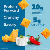 Primer plano textura crujiente de Quest Cheesy Protein Crackers que resalta su crocancia