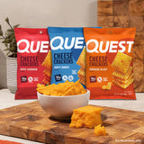 Comparación de tamaño de Quest cracker junto a una mano para mostrar porción individual