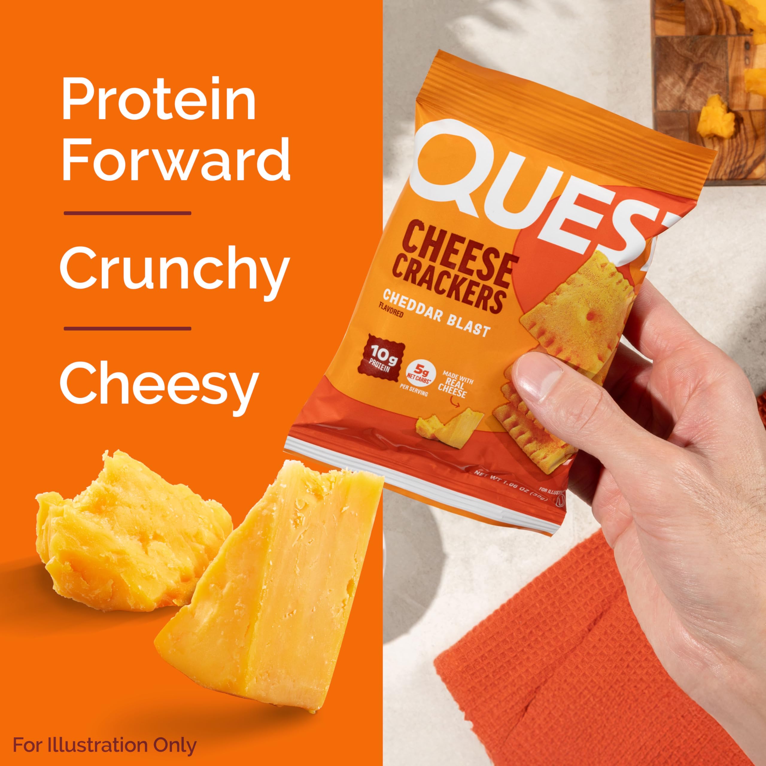 Quest crackers en mano para comparar tamaño y porción conveniente