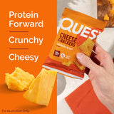 Quest crackers en mano para comparar tamaño y porción conveniente