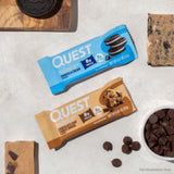 Quest barra dentro de una bolsa de gimnasio como snack postentrenamiento práctico