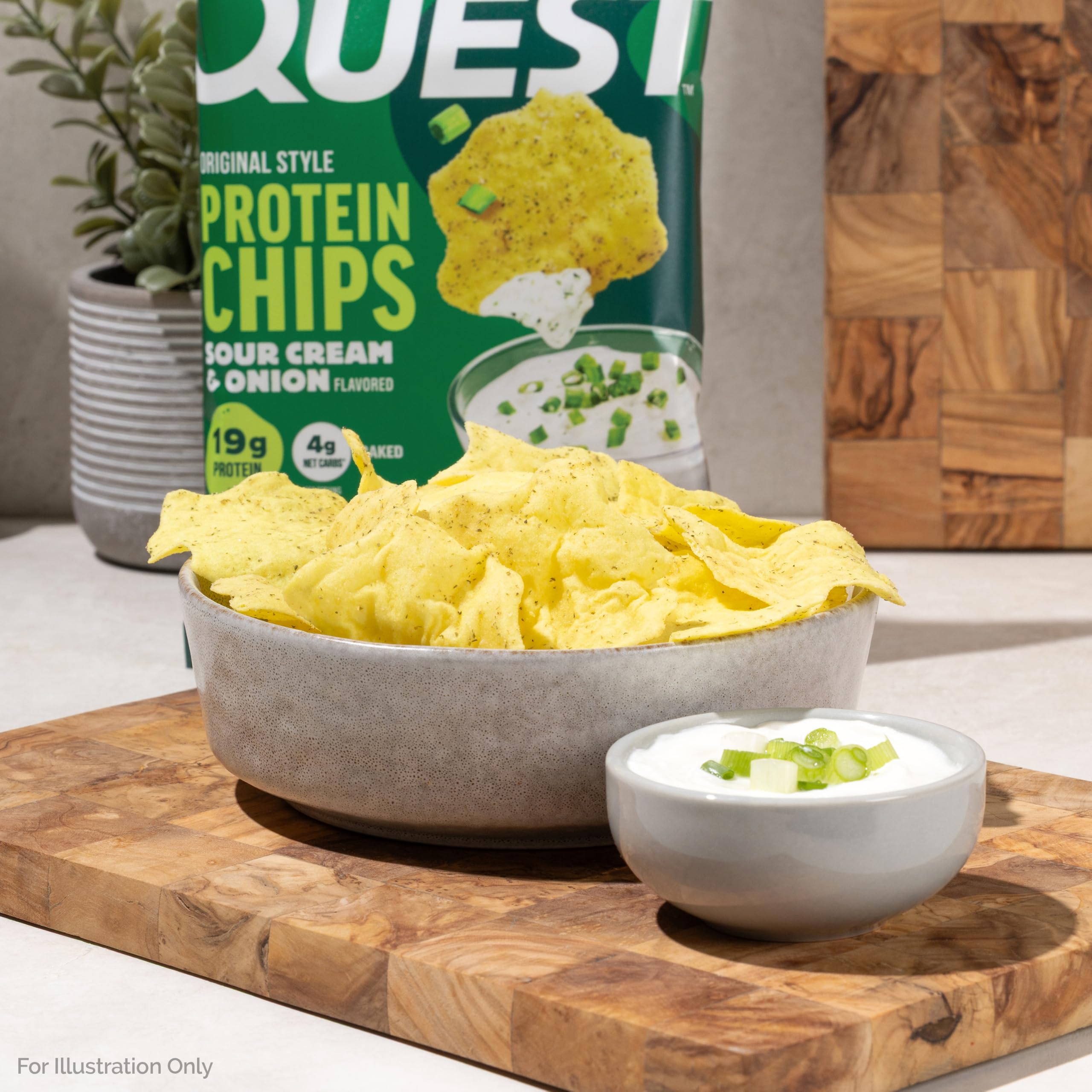 Quest chips en mano para comparar tamaño, porción controlada