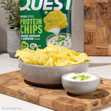 Quest chips en mano para comparar tamaño, porción controlada