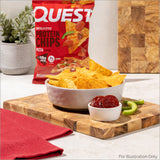 Quest chip en mano comparando tamaño y porción práctica