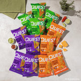 Quest chip en mano para comparar tamaño y control de porción