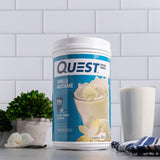 Quest cuchara con scoop para comparar tamaño de porción y controlar ingesta de proteína