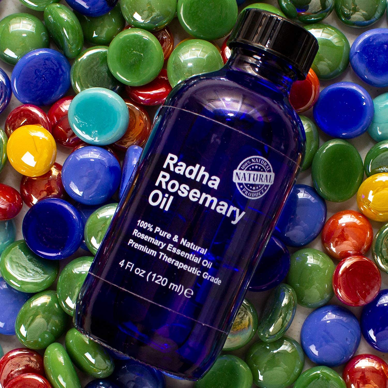 Radha Beauty botella en entorno de baño para uso en rutinas DIY