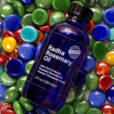 Radha Beauty botella en entorno de baño para uso en rutinas DIY
