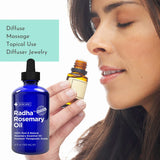 Radha Beauty gota de aceite en mano muestra textura y uso controlado