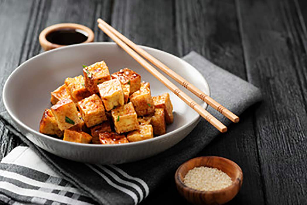 Raw Garden tofu casero cuajado en molde usando nigari para textura consistente y firme