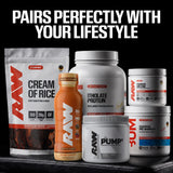 RAW Pump2 junto a mano para comparar tamaño del envase y porciones