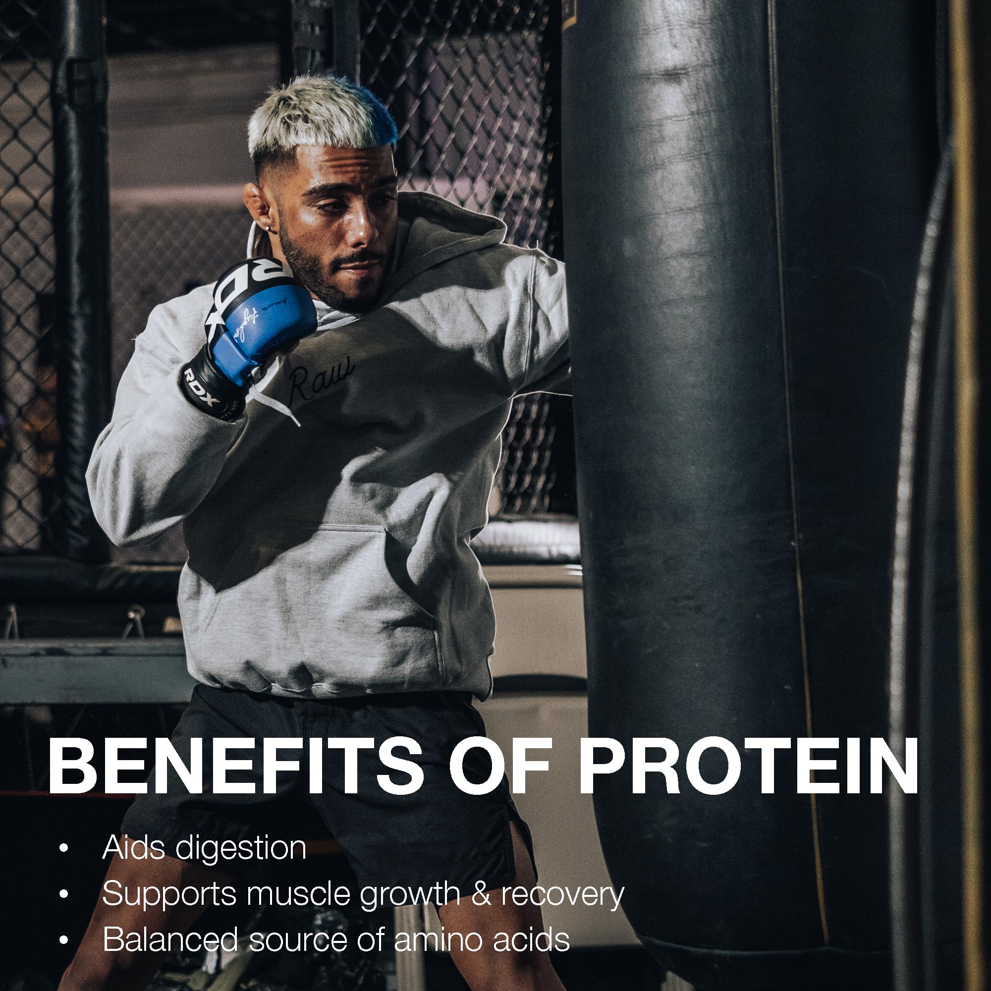 RAW Whey Isolate scoop medidor sobre polvo, beneficio por porción claro