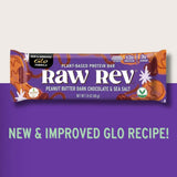 Raw Rev Glo barra comparada al tamaño de la mano para escala visual
