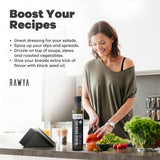 RAWYA aceite vertiéndose en smoothie mostrando uso culinario y sabor