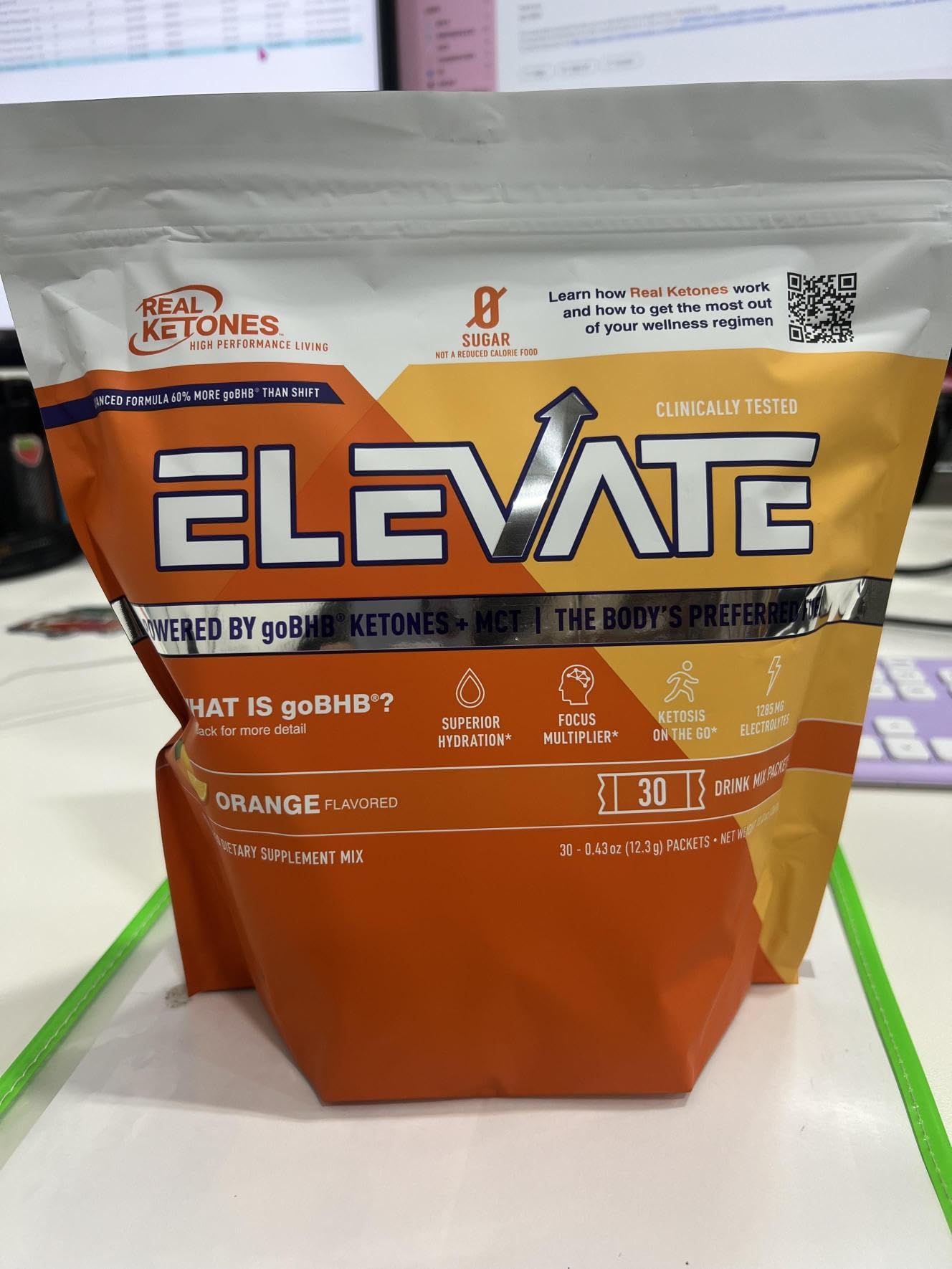 Real Ketones comparación de tamaño en mano para escala y portabilidad