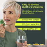 RealGood Essentials softgel junto a una moneda para comparar tamaño y facilidad