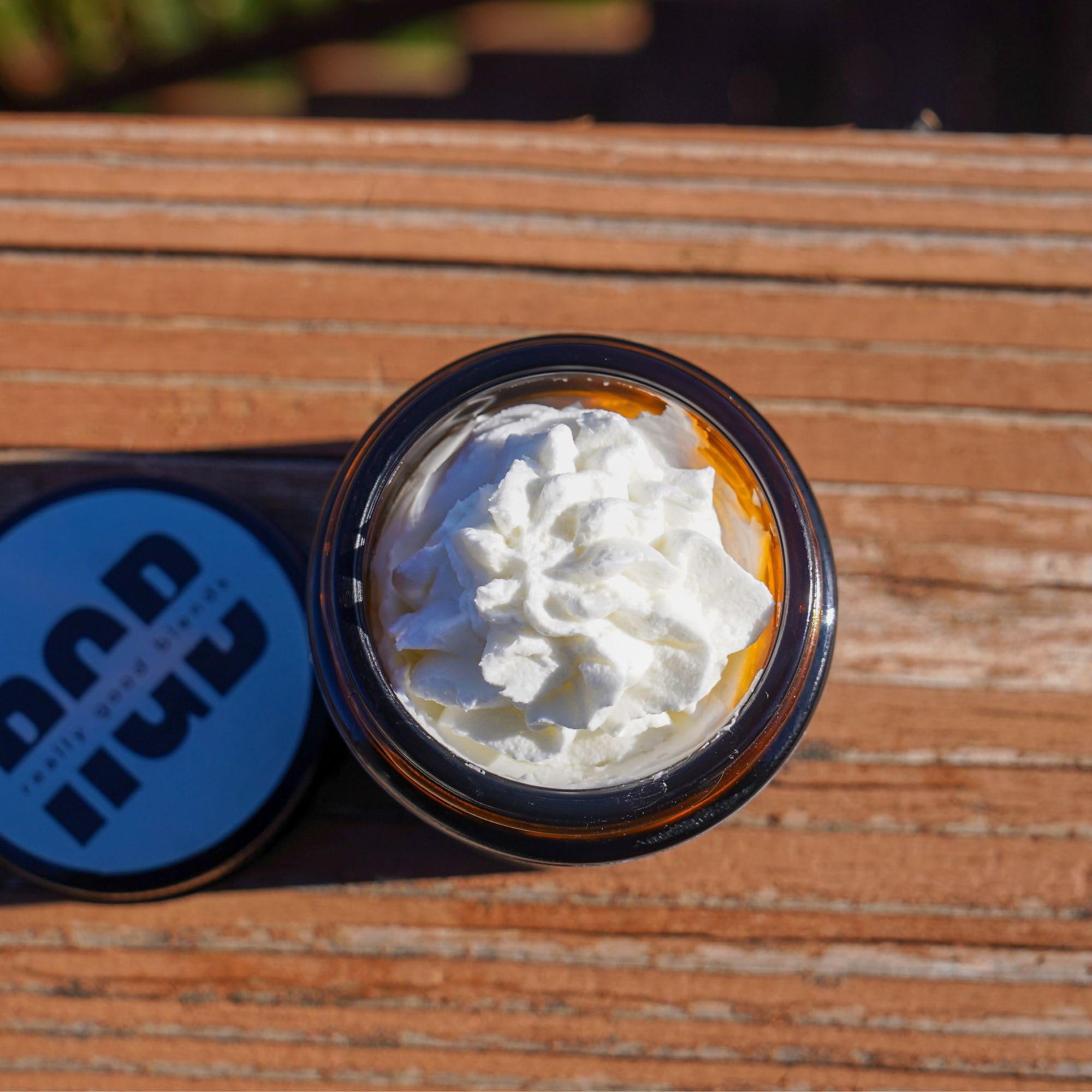 Really Good Blends crema en mesa de noche sugerida para rutina nocturna