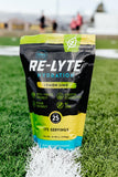 REDMOND bebida Re-Lyte en corredor usando producto para reponer electrolitos