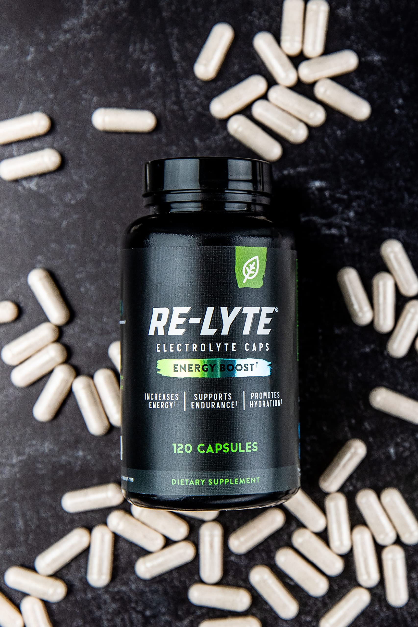 REDMOND persona tomando Re-Lyte antes de entrenar para energía hidratante