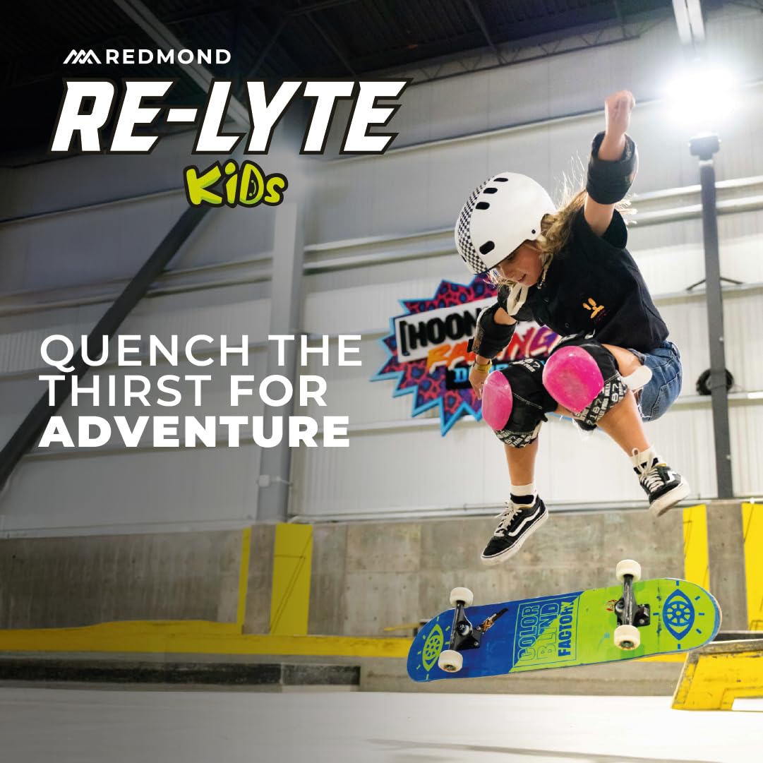 Familia al aire libre con REDMOND Re-Lyte Kids hidratación saludable y sabor uva