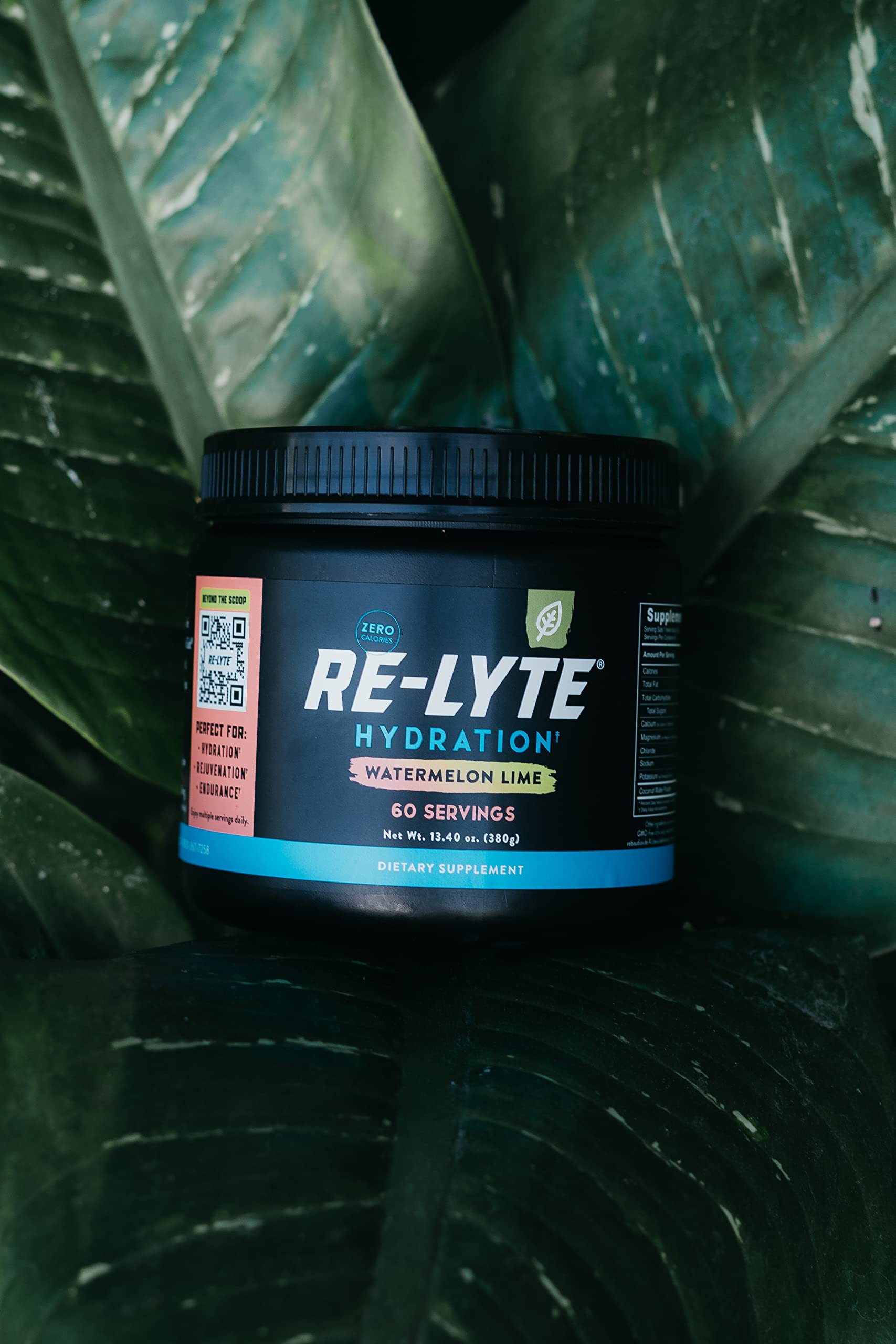 Envase Re-Lyte junto a una mano para mostrar escala y porción del producto REDMOND