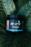 Envase Re-Lyte junto a una mano para mostrar escala y porción del producto REDMOND