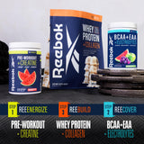 Atleta en gimnasio bebiendo Reebok REEcover tras entrenamiento intenso