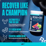 Bebida Reebok REEcover siendo agitada, mostrando hidratación rápida tras ejercicio