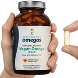 Regenerative Omegas mano sosteniendo cápsula ilustra facilidad de uso