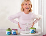 ReGenos Bone Health en mesa de cocina junto a bebida, uso diario fácil