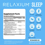 Persona tomando Relaxium antes de dormir para mejorar conciliación del sueño