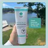 Renew-V uso en ducha demostrando limpieza suave y cómoda