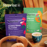 Reprise gomitas sobre mesilla de noche junto a libro y taza, ambiente relajante antes de dormir