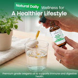 Resilia Oil Of Oregano uso del gotero sobre un vaso para mezcla fácil