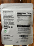 Resilia Oil Of Oregano cápsulas en la mano mostrando tamaño y comodidad para tomar