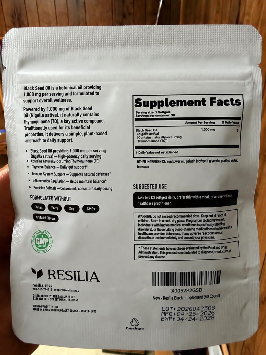 Resilia Oil Of Oregano bolsa resellable abierta con cápsulas, mantiene frescura