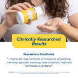 Researched Nutritionals frasco en mano para comparar tamaño y porción diaria